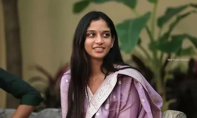 సహజ నటనతో ఆకట్టుకున్న జాబిలి సహజ నటనతో ఆకట్టుకున్న జాబిలి