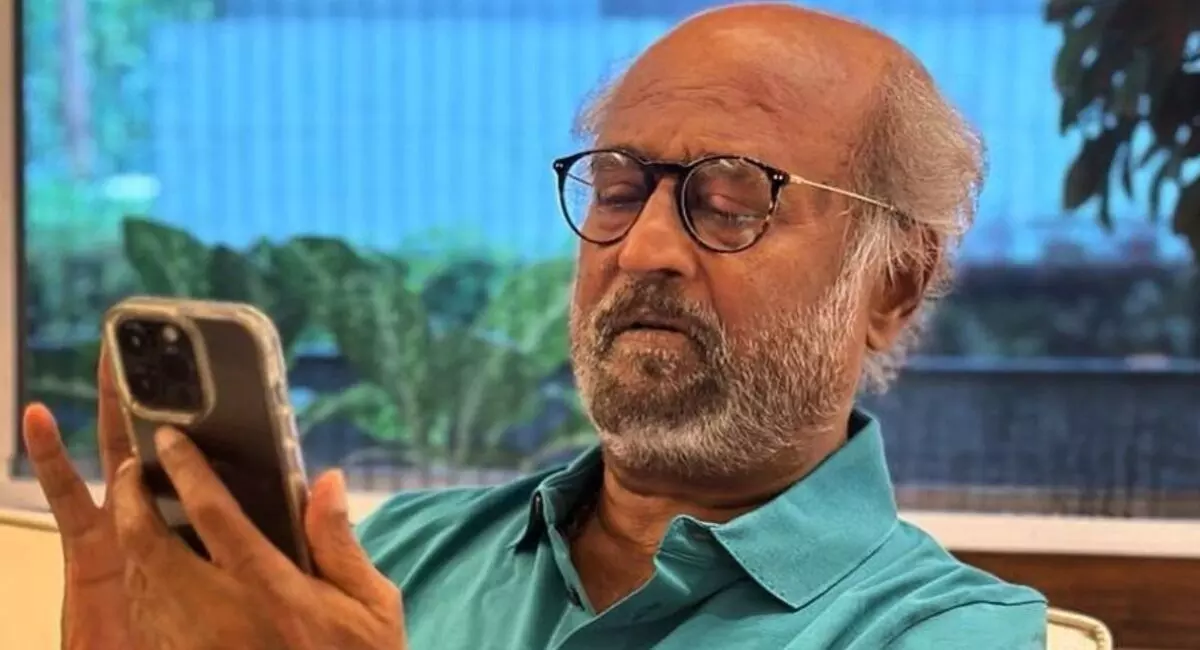 సామాన్య విమానంలో చెన్నైకి ప్రయాణించిన తలైవా! సామాన్య విమానంలో చెన్నైకి ప్రయాణించిన తలైవా!
