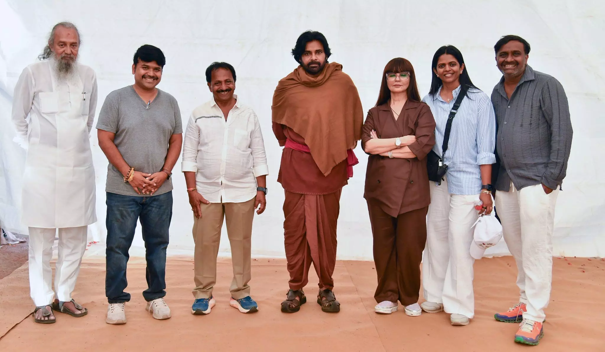 వీరమల్లుకి గుమ్మడికాయ కొట్టేశారు! వీరమల్లుకి గుమ్మడికాయ కొట్టేశారు!