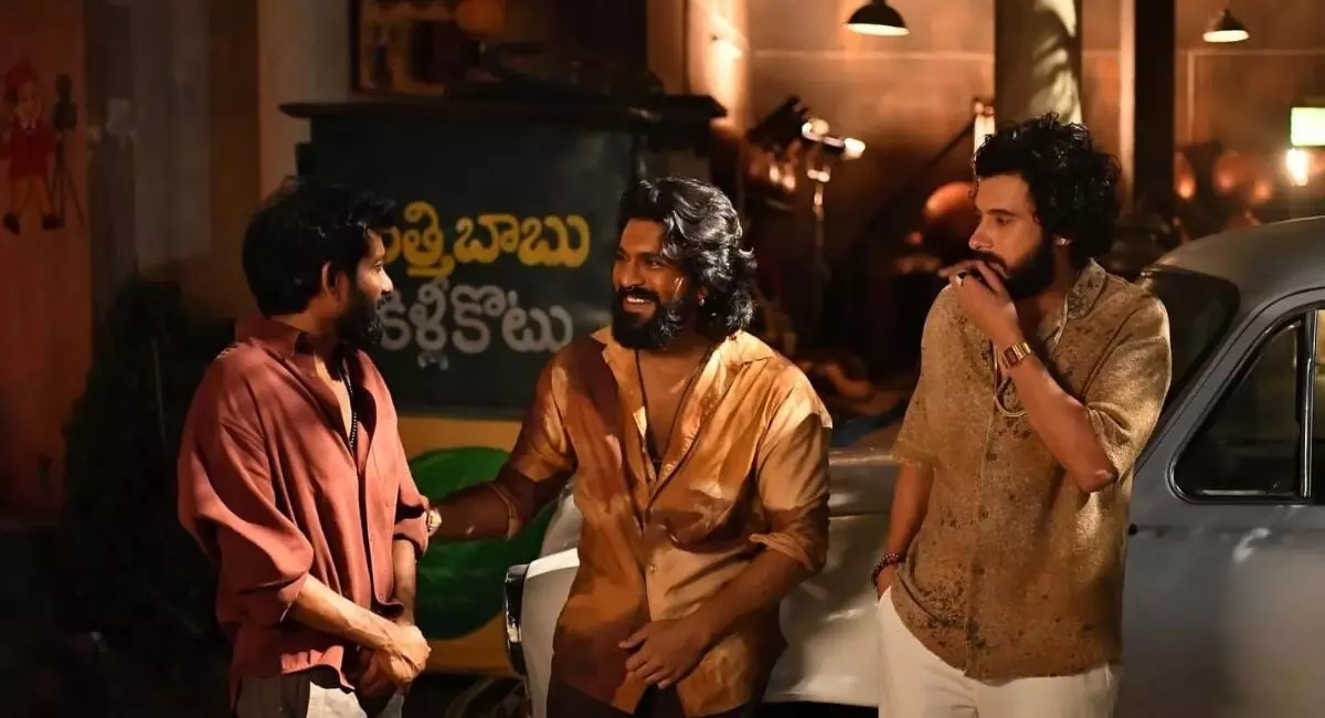 వైరల్ అవుతున్న ‘పెద్ది’ వర్కింగ్ స్టిల్స్ వైరల్ అవుతున్న ‘పెద్ది’ వర్కింగ్ స్టిల్స్