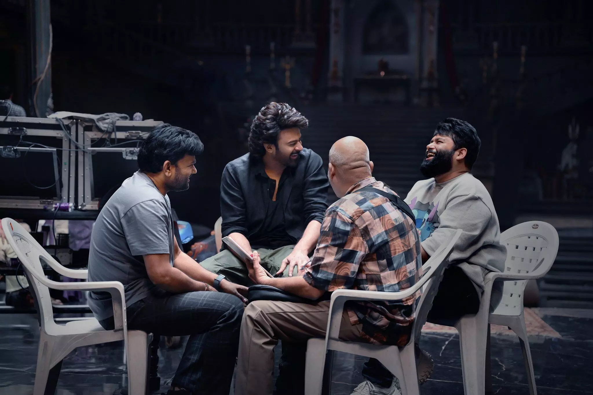 ‘రాజాసాబ్’ టీజర్ లీక్ కలకలం! ‘రాజాసాబ్’ టీజర్ లీక్ కలకలం!
