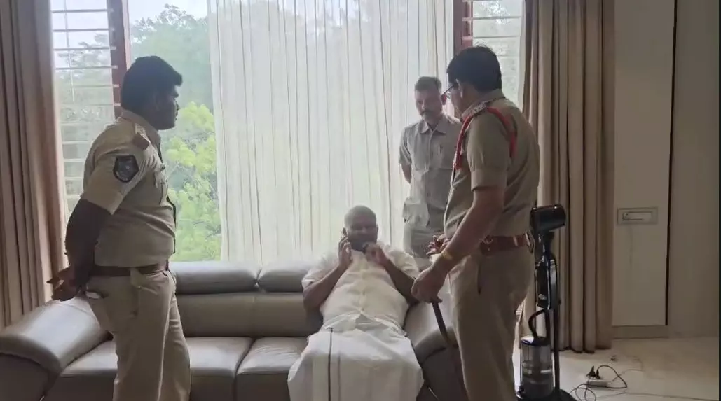 ఎట్టకేలకు తాడపత్రి ఇంటిలోకి మాజీ ఎమ్మెల్యే కేతిరెడ్డి పెద్దారెడ్డి ఎట్టకేలకు తాడపత్రి ఇంటిలోకి మాజీ ఎమ్మెల్యే కేతిరెడ్డి పెద్దారెడ్డి