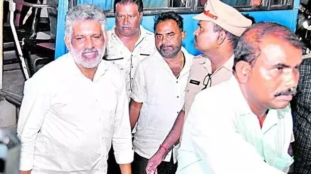 మద్యం కేసులో చెవిరెడ్డి భాస్కర్రెడ్డి, వెంకటేశ్ నాయుడుకు పోలీస్ కస్టడీ మద్యం కేసులో చెవిరెడ్డి భాస్కర్రెడ్డి, వెంకటేశ్ నాయుడుకు పోలీస్ కస్టడీ