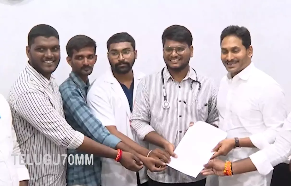 విదేశాల్లో చదివిన మెడికల్ విద్యార్థులకు పీఆర్ నెంబర్ నిరాకరణపై జగన్ ఆగ్రహం విదేశాల్లో చదివిన మెడికల్ విద్యార్థులకు పీఆర్ నెంబర్ నిరాకరణపై జగన్ ఆగ్రహం