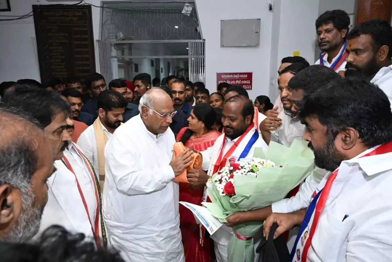 ఏఐసీసీ అధ్యక్షుడు ఖర్గేను కలిసిన జాజుల శ్రీనివాస్ గౌడ్ ఏఐసీసీ అధ్యక్షుడు ఖర్గేను కలిసిన జాజుల శ్రీనివాస్ గౌడ్