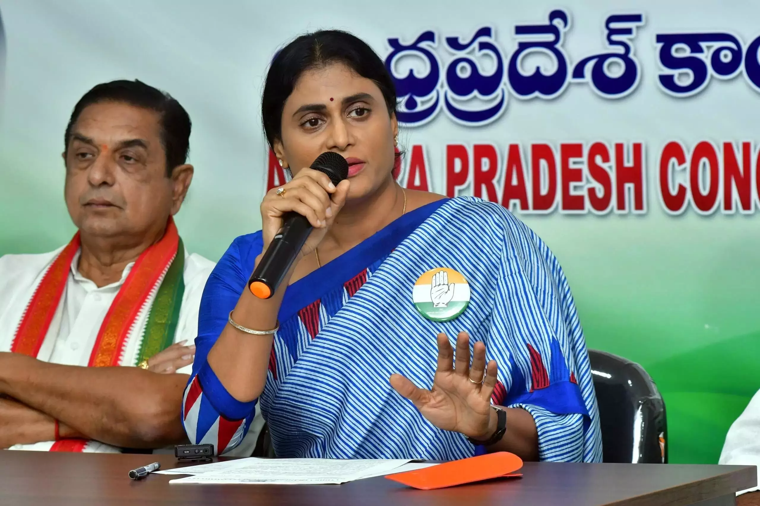 అనుమతులు లేని యూనివర్సిటీ.. విద్యార్థులపై తీవ్ర అన్యాయం– షర్మిల ఆగ్రహం అనుమతులు లేని యూనివర్సిటీ.. విద్యార్థులపై తీవ్ర అన్యాయం– షర్మిల ఆగ్రహం