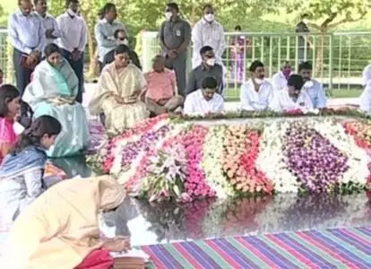 వైఎస్ఆర్ 76వ జయంతి సందర్భంగా ఘాట్ వద్ద వైఎస్ జగన్ ఘన నివాళి వైఎస్ఆర్ 76వ జయంతి సందర్భంగా ఘాట్ వద్ద వైఎస్ జగన్ ఘన నివాళి