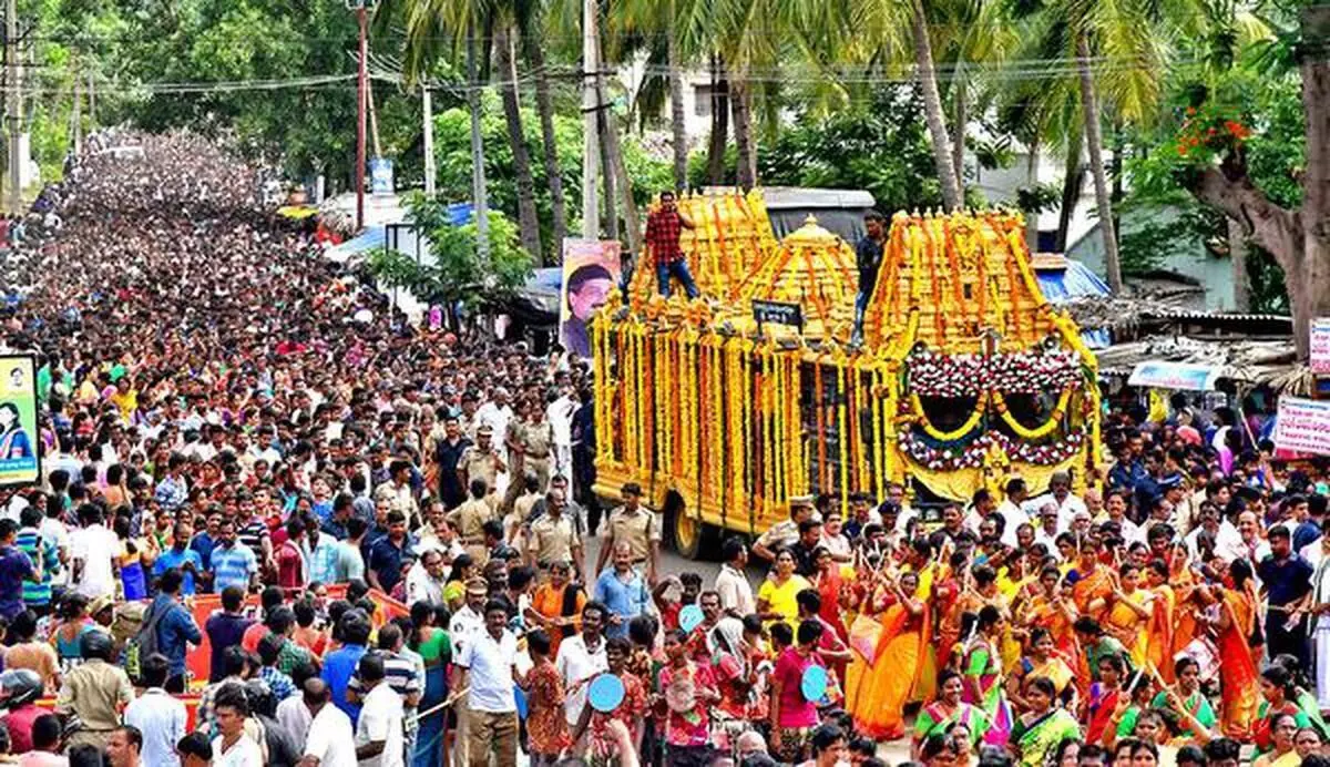 సింహాచల అప్పన్న గిరి ప్రదక్షణ ప్రారంభం- వేలాదిగా తరలివచ్చిన భక్తులు సింహాచల అప్పన్న గిరి ప్రదక్షణ ప్రారంభం- వేలాదిగా తరలివచ్చిన భక్తులు