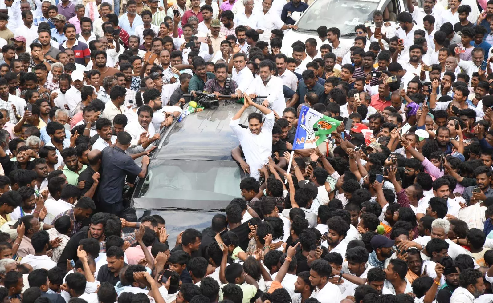 బంగారుపాళ్యంలో వైఎస్ జగన్ పర్యట - నిబంధనలు ఉల్లంఘనపై ఎస్పీ సీరియస్ బంగారుపాళ్యంలో వైఎస్ జగన్ పర్యట - నిబంధనలు ఉల్లంఘనపై ఎస్పీ సీరియస్
