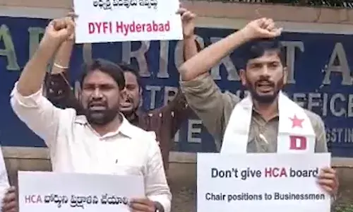 హెచ్‌సీఏ అవినీతిపై ఉప్పల్ స్టేడియం వద్ద DYFI ఆందోళన
