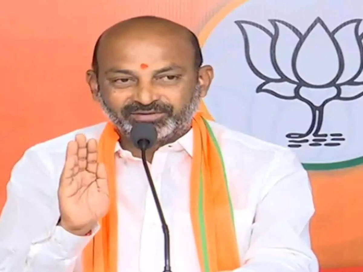 ఫోన్ ట్యాపింగ్ కేసులో కేంద్ర మంత్రి బండి సంజయ్కు నోటీసులు ఫోన్ ట్యాపింగ్ కేసులో కేంద్ర మంత్రి బండి సంజయ్కు నోటీసులు