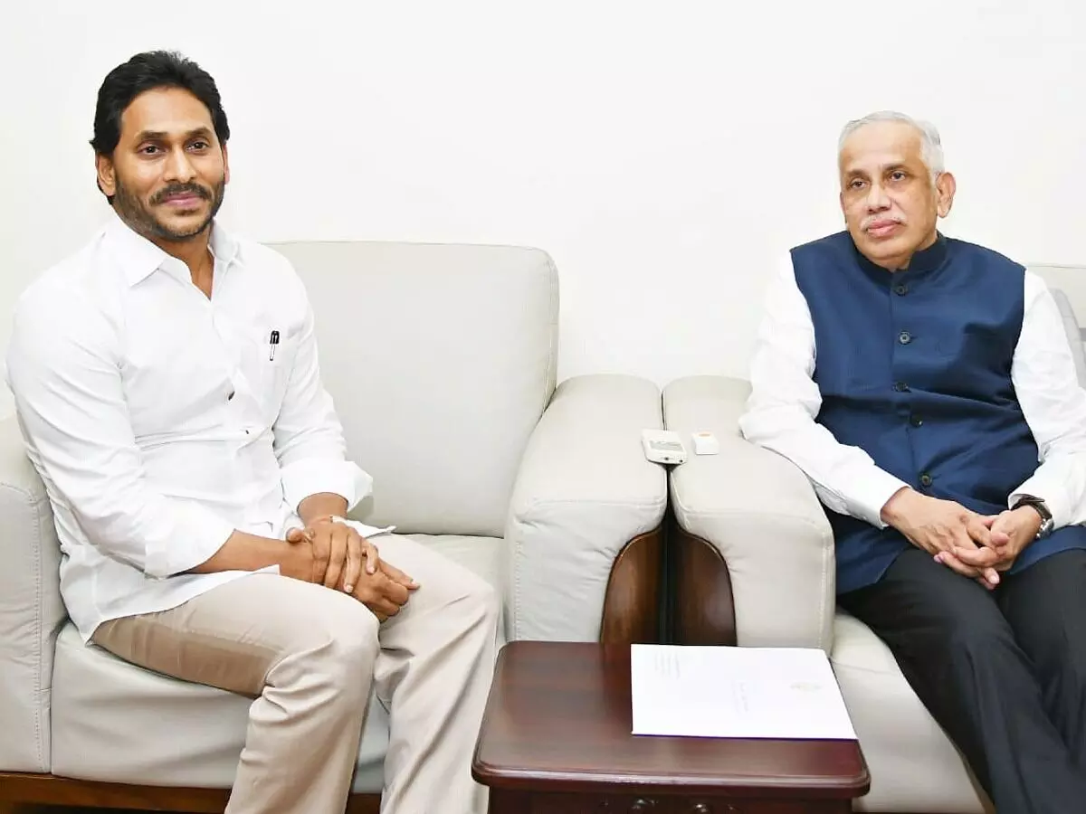 ఏపీ గవర్నర్ తో జగన్ దంపతుల భేటీ ఏపీ గవర్నర్ తో జగన్ దంపతుల భేటీ