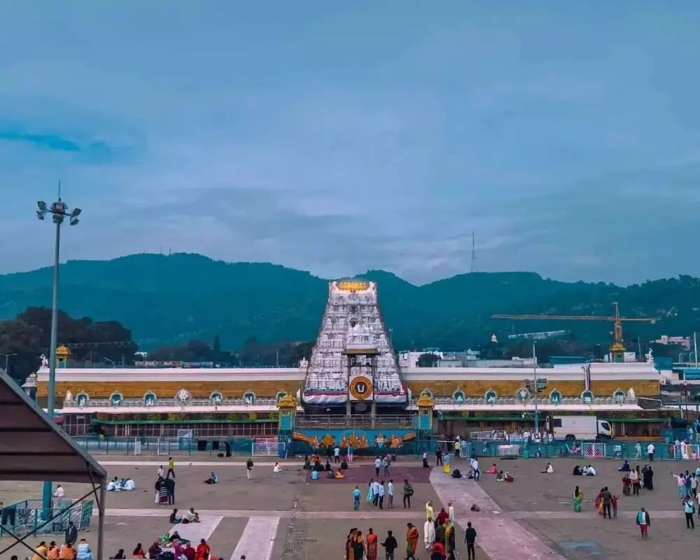 ఆలయ పరిసరాల్లో వీడియోలు నిషేధం: టీటీడీ కఠిన చర్యలు ఆలయ పరిసరాల్లో వీడియోలు నిషేధం: టీటీడీ కఠిన చర్యలు