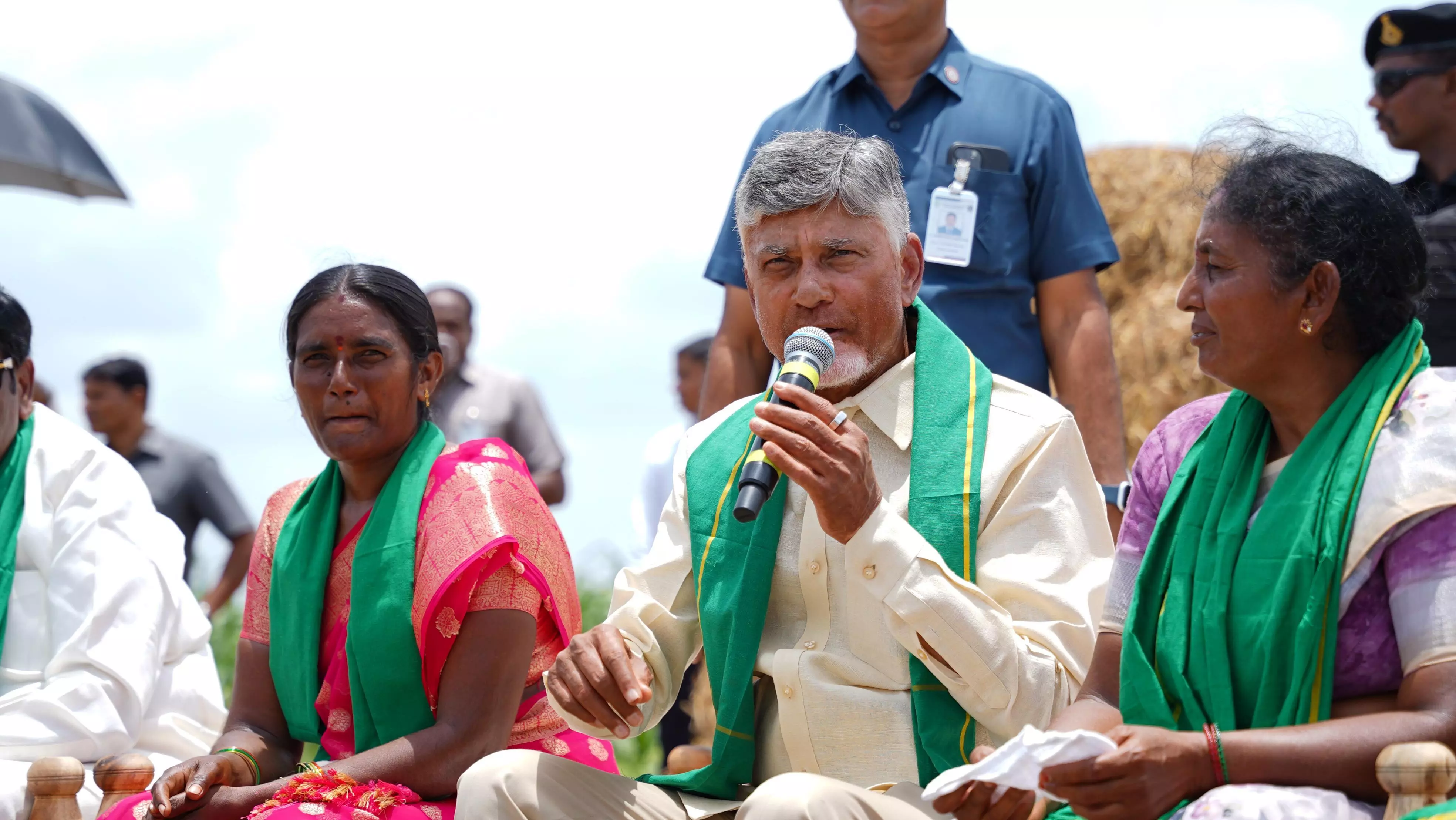అన్నదాత సుఖీభవ పథకానికి సీఎం చంద్రబాబు శ్రీకారం అన్నదాత సుఖీభవ పథకానికి సీఎం చంద్రబాబు శ్రీకారం