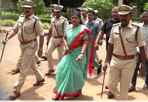 యువ ఖైదీలకు రాఖీలు కట్టిన హోంమంత్రి అనిత యువ ఖైదీలకు రాఖీలు కట్టిన హోంమంత్రి అనిత