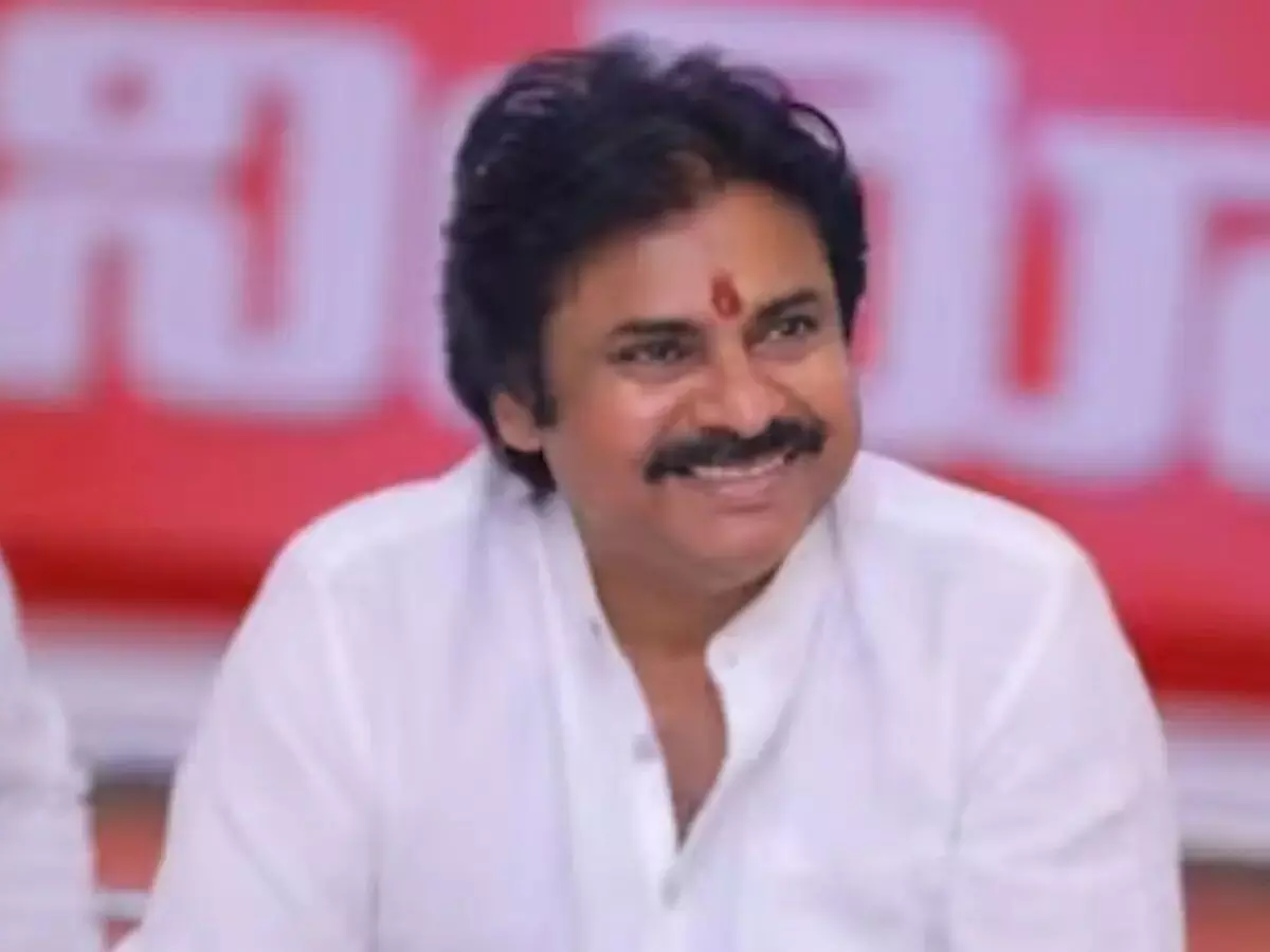 పిఠాపురంలో మహిళలకు పవన్ కళ్యాణ్ రాఖీ కానుక పిఠాపురంలో మహిళలకు పవన్ కళ్యాణ్ రాఖీ కానుక