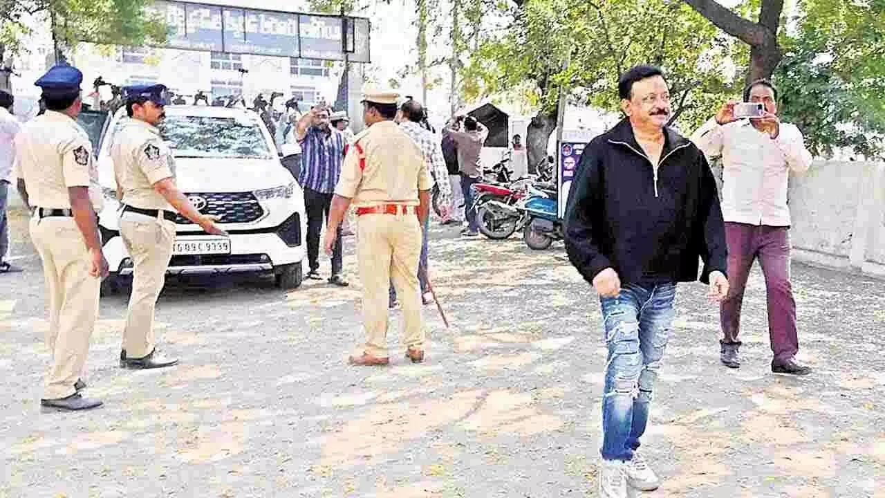 ఒంగోలు రూరల్ పీఎస్ కు డైరెక్టర్ రాంగోపాల్ వర్మ ఒంగోలు రూరల్ పీఎస్ కు డైరెక్టర్ రాంగోపాల్ వర్మ