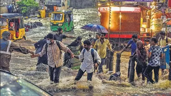 భారీ వర్షాలకు వణికిపోతున్న తెలంగాణ భారీ వర్షాలకు వణికిపోతున్న తెలంగాణ