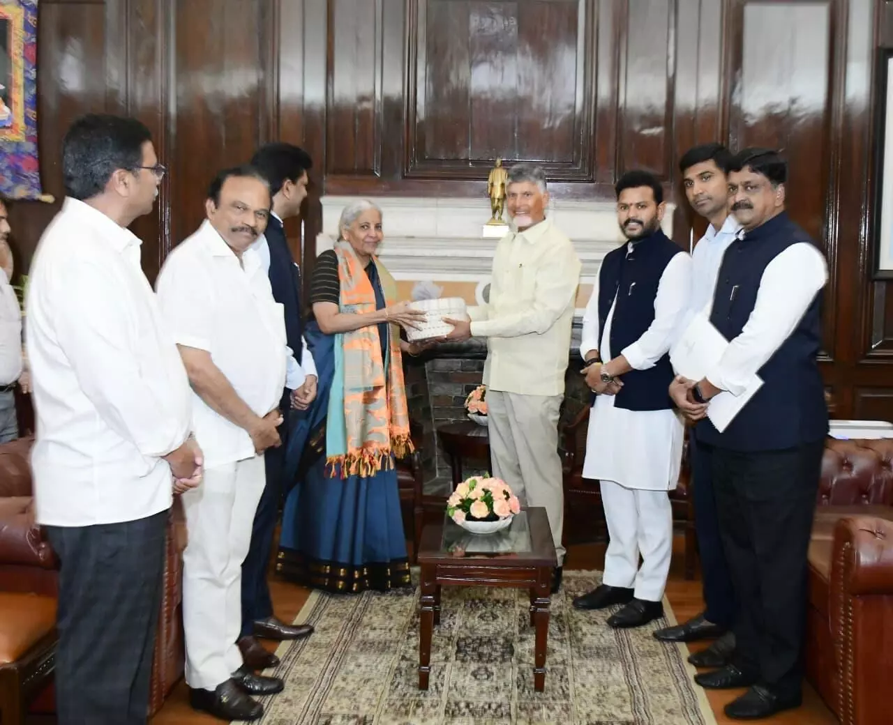 కేంద్ర ఆర్థిక మంత్రిని కలిసిన చంద్రబాబు కేంద్ర ఆర్థిక మంత్రిని కలిసిన చంద్రబాబు