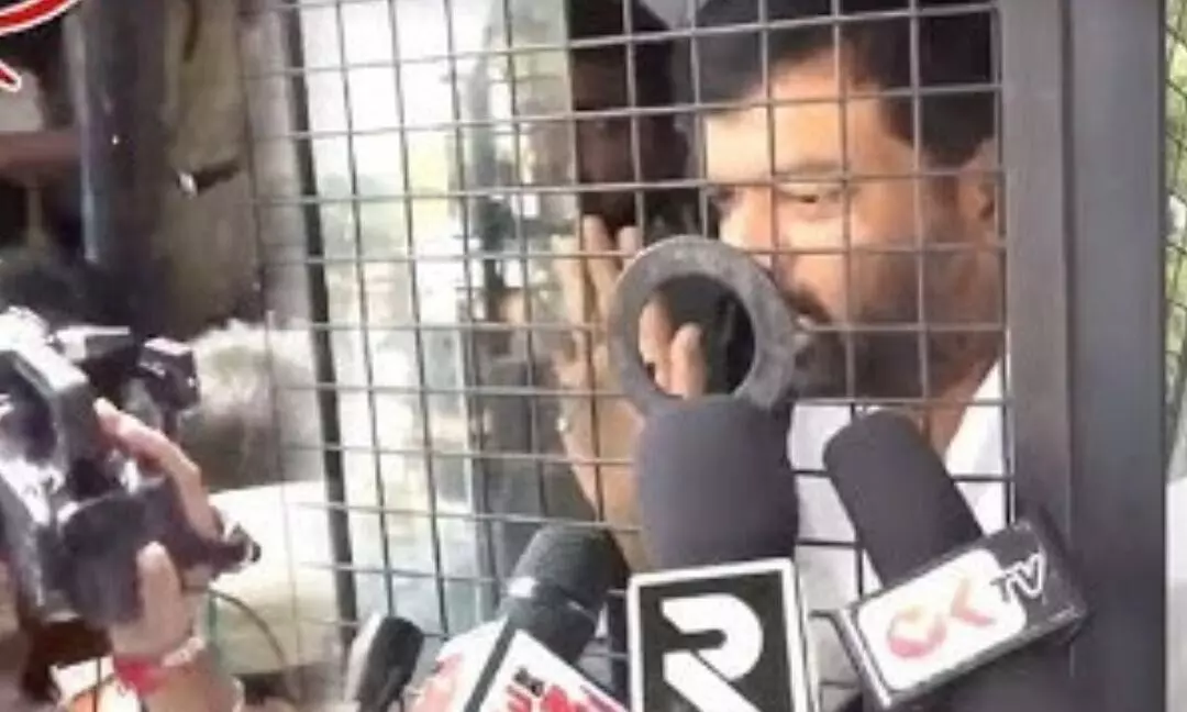 మార్వాడి “గో బ్యాక్” పోరాటంలో పృథ్వీరాజ్ అదుపులో మార్వాడి “గో బ్యాక్” పోరాటంలో పృథ్వీరాజ్ అదుపులో