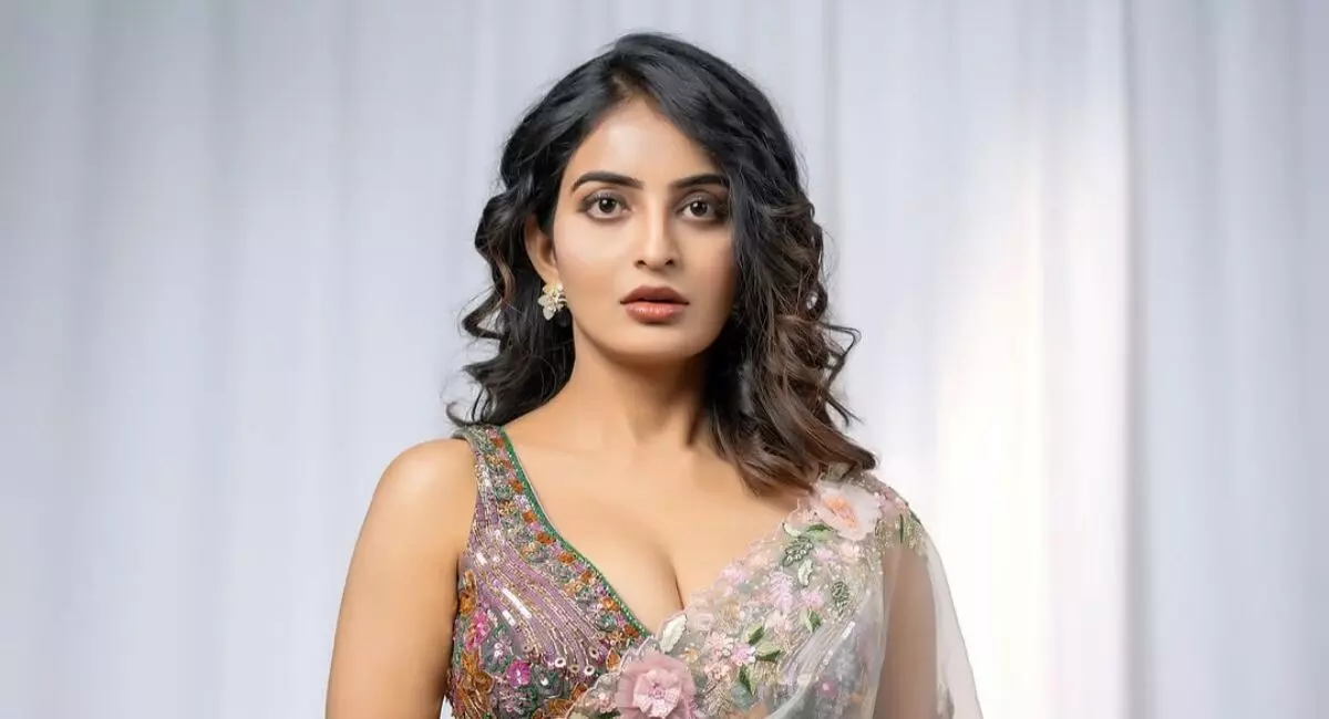 సోషల్ మీడియాలో తెలుగమ్మాయి అందాల రచ్చ సోషల్ మీడియాలో తెలుగమ్మాయి అందాల రచ్చ