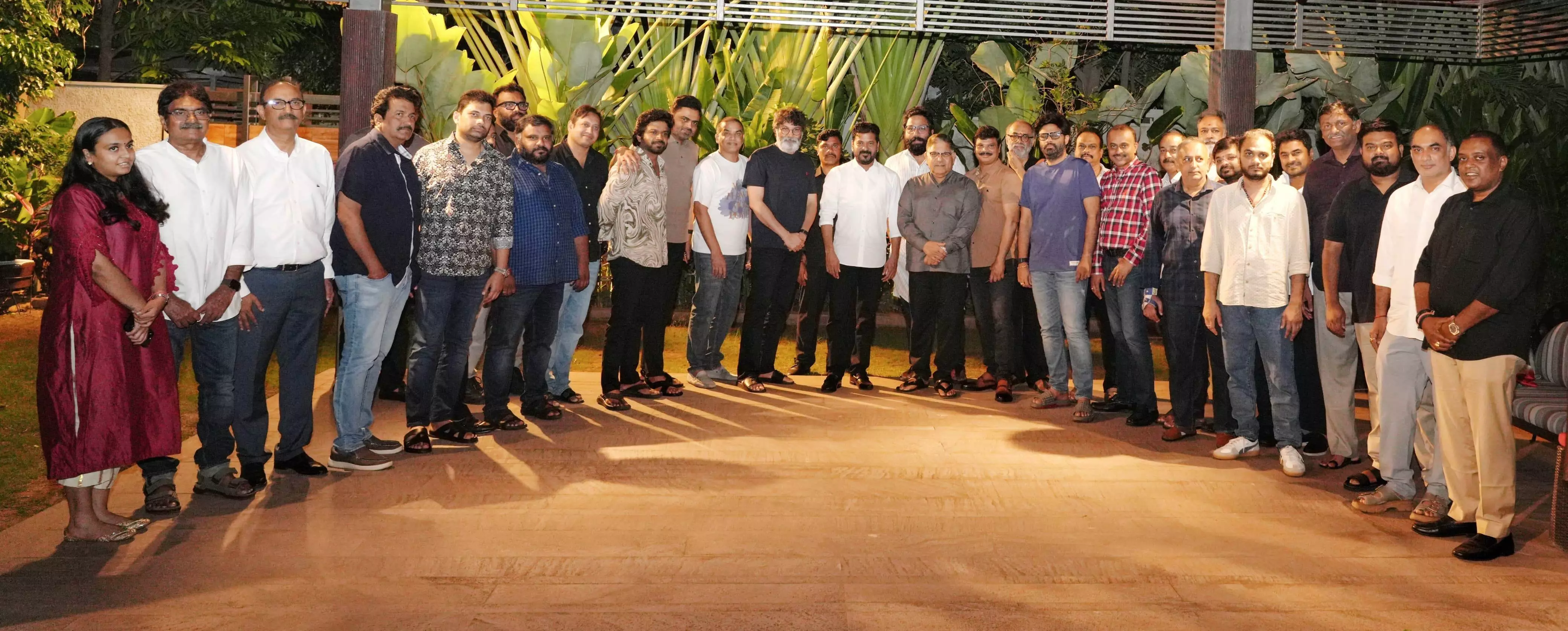టాలీవుడ్కు సీఎం రేవంత్ రెడ్డి హామీ టాలీవుడ్కు సీఎం రేవంత్ రెడ్డి హామీ