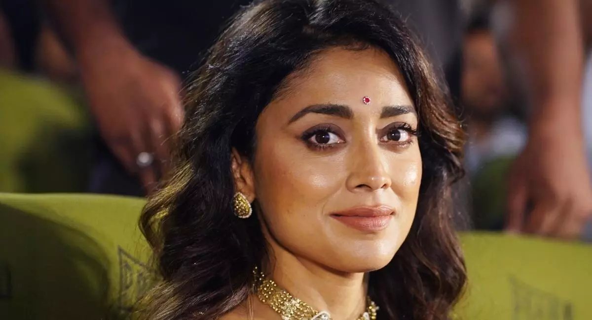 స్టార్ హీరోలకు తల్లిగా నటిస్తాను, కానీ.. : శ్రియా శరణ్ స్టార్ హీరోలకు తల్లిగా నటిస్తాను, కానీ.. : శ్రియా శరణ్