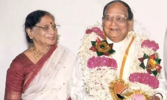 శ్రీమతి అల్లు కనకరత్నమ్మ గారి ఆత్మకు శాంతి చేకూరాలి శ్రీమతి అల్లు కనకరత్నమ్మ గారి ఆత్మకు శాంతి చేకూరాలి