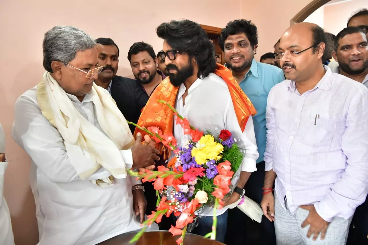 కర్ణాటక సీఎంను కలిసిన చరణ్ కర్ణాటక సీఎంను కలిసిన చరణ్