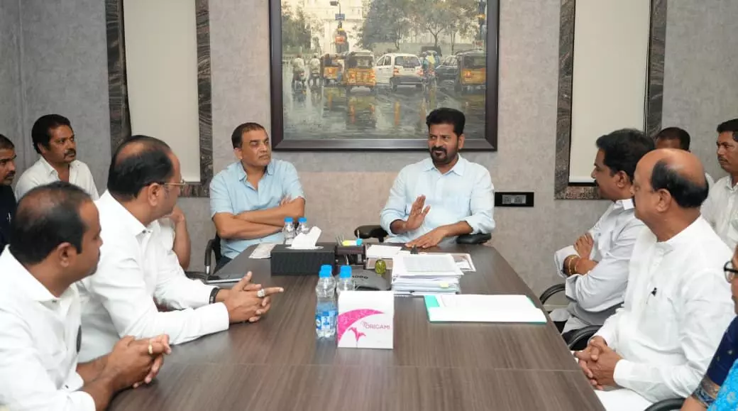 సినీ కార్మికులతో సీఎం సినీ కార్మికులతో సీఎం