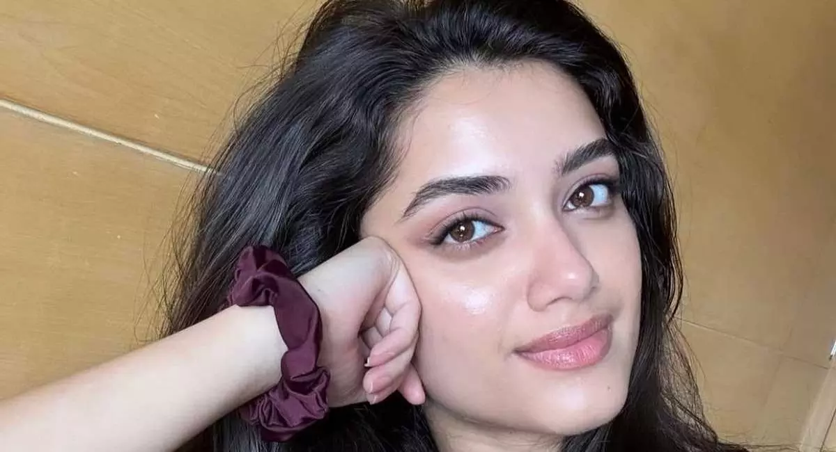 అమ్మడి ఆశలన్నీ ‘ఆంధ్రాకింగ్’ పైనే ! అమ్మడి ఆశలన్నీ ‘ఆంధ్రాకింగ్’ పైనే !
